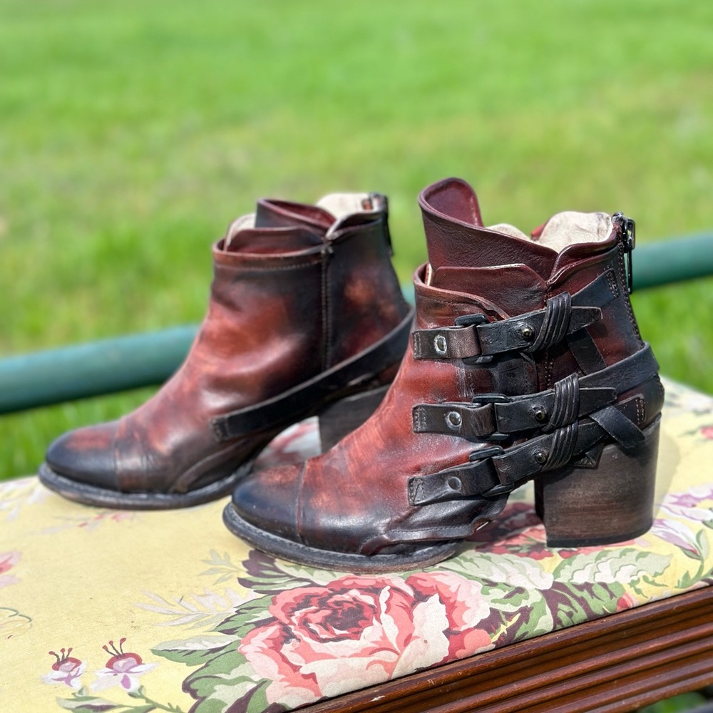 Freebird “Circe” in rust/ size 8